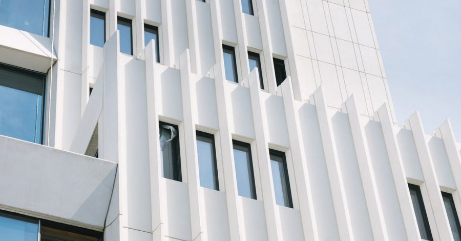 Figura 1: un esempio di facciata ventilata, applicata sui prospetti di un Hotel, a seguito della sua ristrutturazione
(free stock image by Pixabay) - facciate ventilate cosa sono e come funzionano?