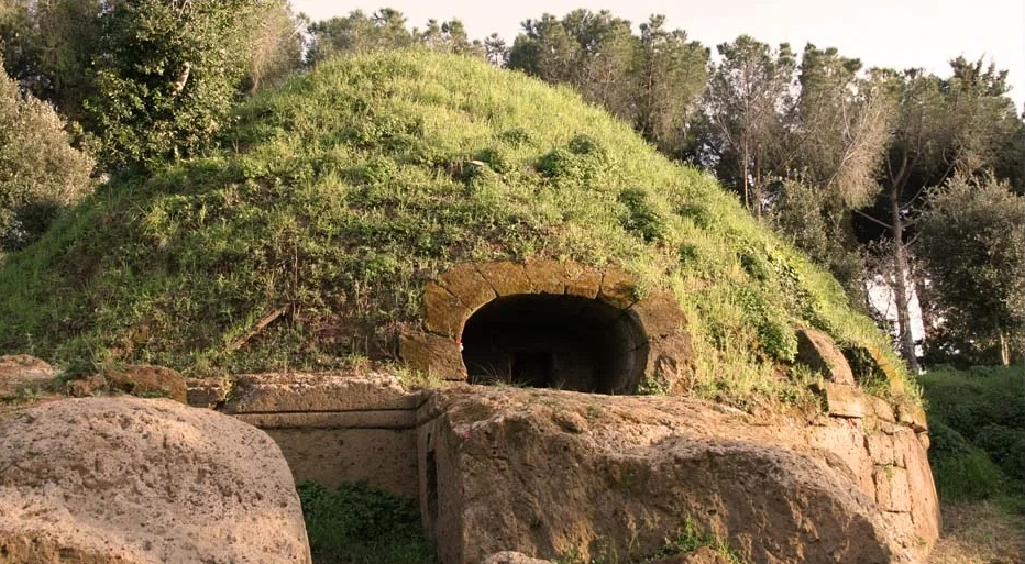 Tetti verdi: vantaggi e sostenibilità - Tholos etrusco con tetto verde nella metropoli di Cerveteri